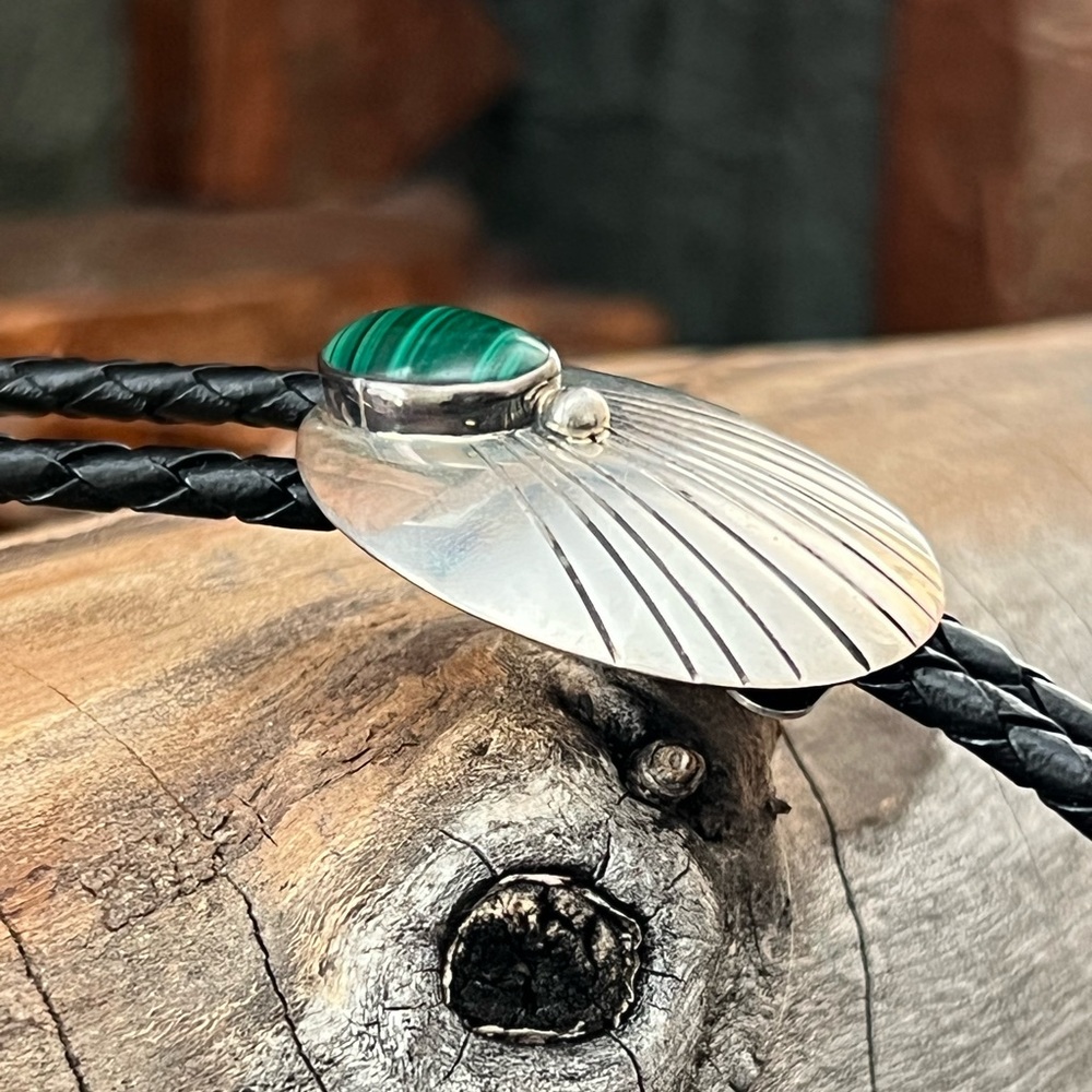 Vintage Native American Sterling Silver Malachite Bolo Tie - Picture 8 of 11